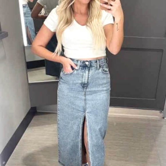 “Wild Fable” brand, cropped, white v-neck, short sleeve top - junior size M - Picture 3 of 7